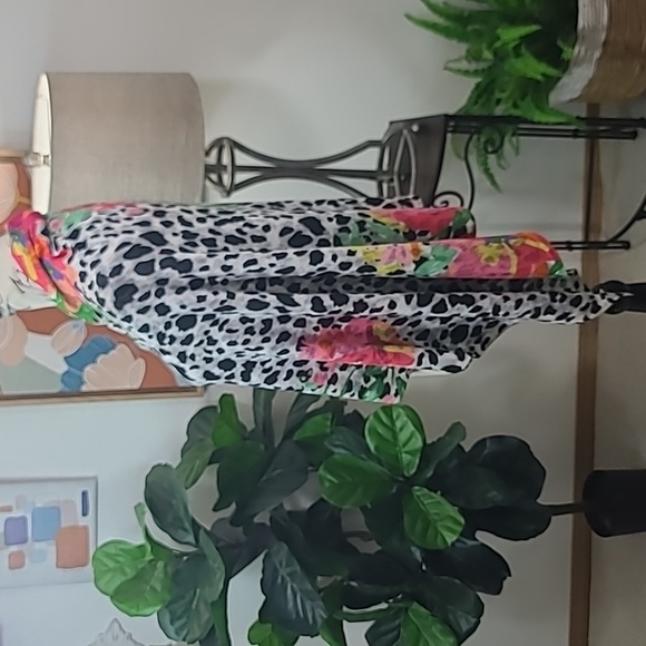 Whimsy Rose Floral Leopard Print Women's Knit Shall - Picture 4 of 7